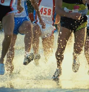 People running along the beach, splashing in the sea, running event, fun run in Shanklin and Sandown, Isle of Wight, what's on, event, Summer