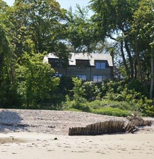 Outside view of Long Rock Cottage from the beach, Beachside cottage, Isle of Wight, HB Holiday Lettings, coastal escape, self catering
