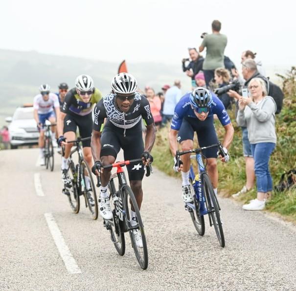 Nic Dlamini and other riders in the Tour of Britain 2021