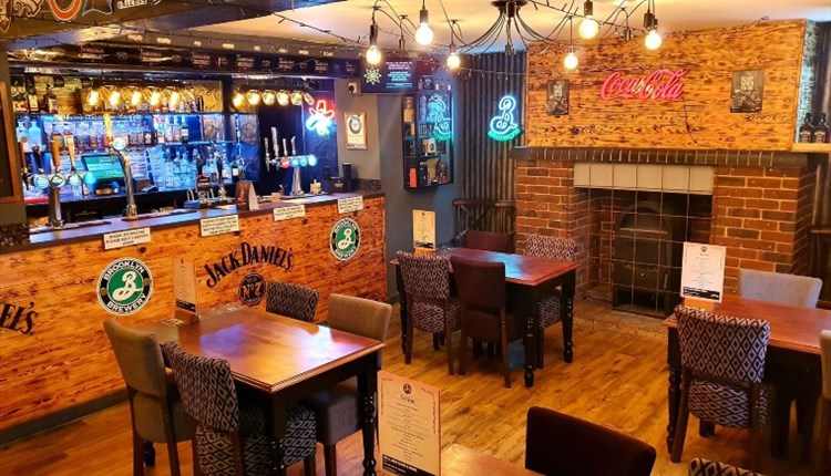Isle of Wight, Eating Out, The Star Inn Wroxall, Star JD Bar, image of bar and seating area