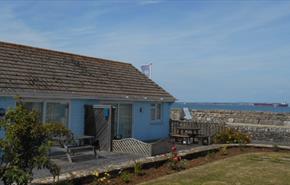 Isle of Wight, Accommodation, The Beach Retreat, Seaview, Bungalow and garden
