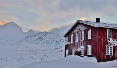 Krossbu Tourist Hut, with view over Store Smørstabbtind