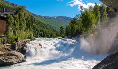 Person going over the Prestfossen zipline - Aktiv i Lom