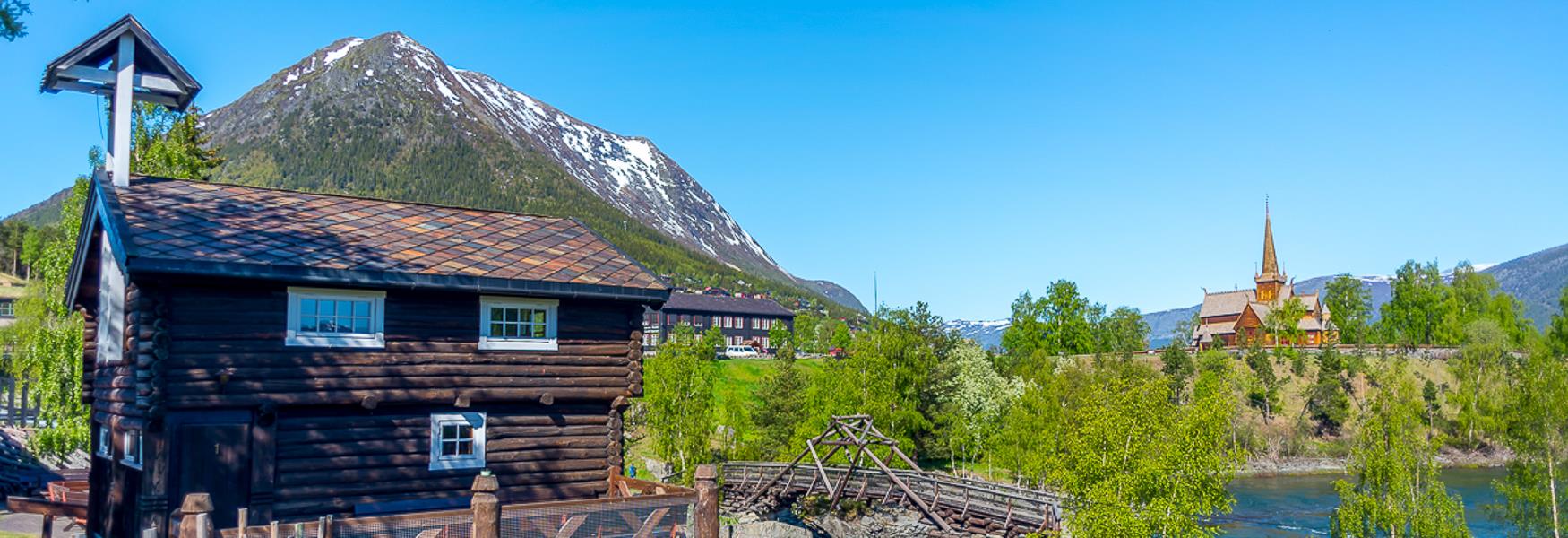 Nordal turistsenter mot Kyrkja og Lomseggen. Sommer. Grøn natur