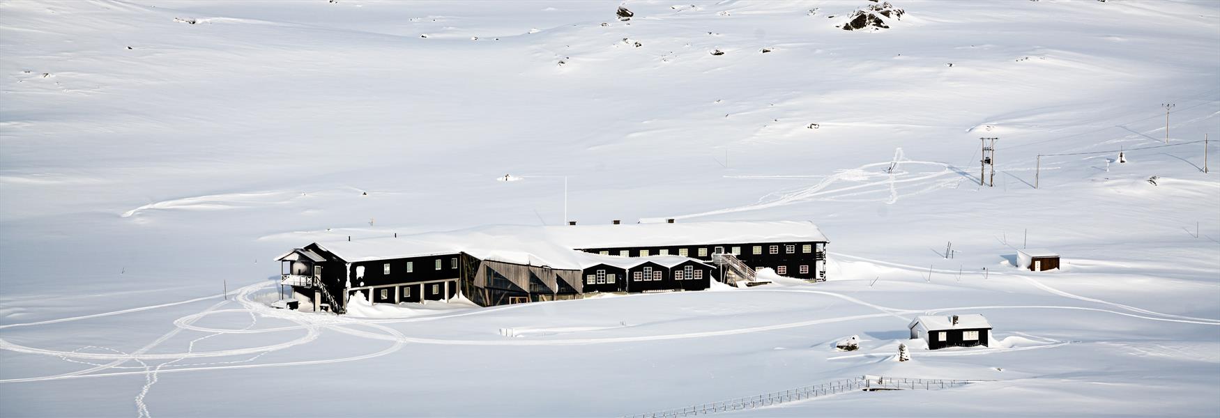 Sognefjellshytta i vinterdrakt