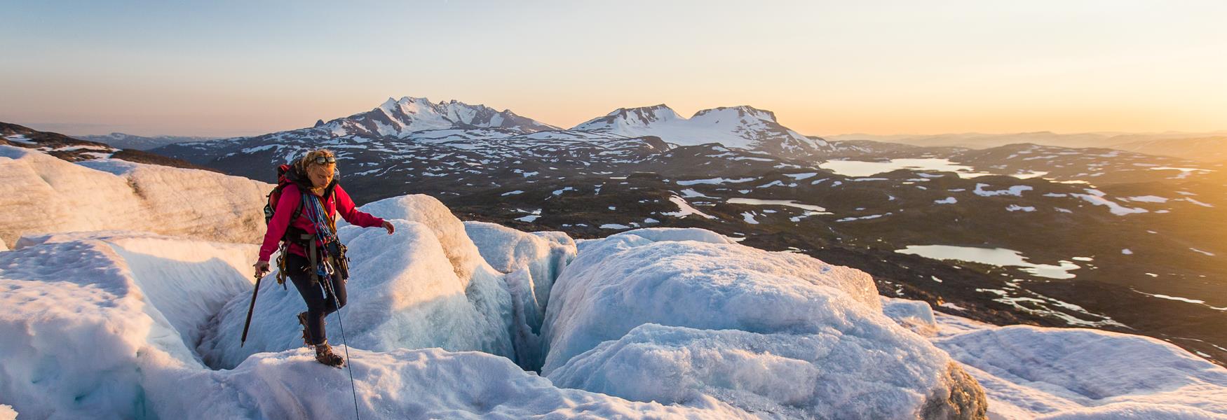 Jente på bøverbreen i solnedgang