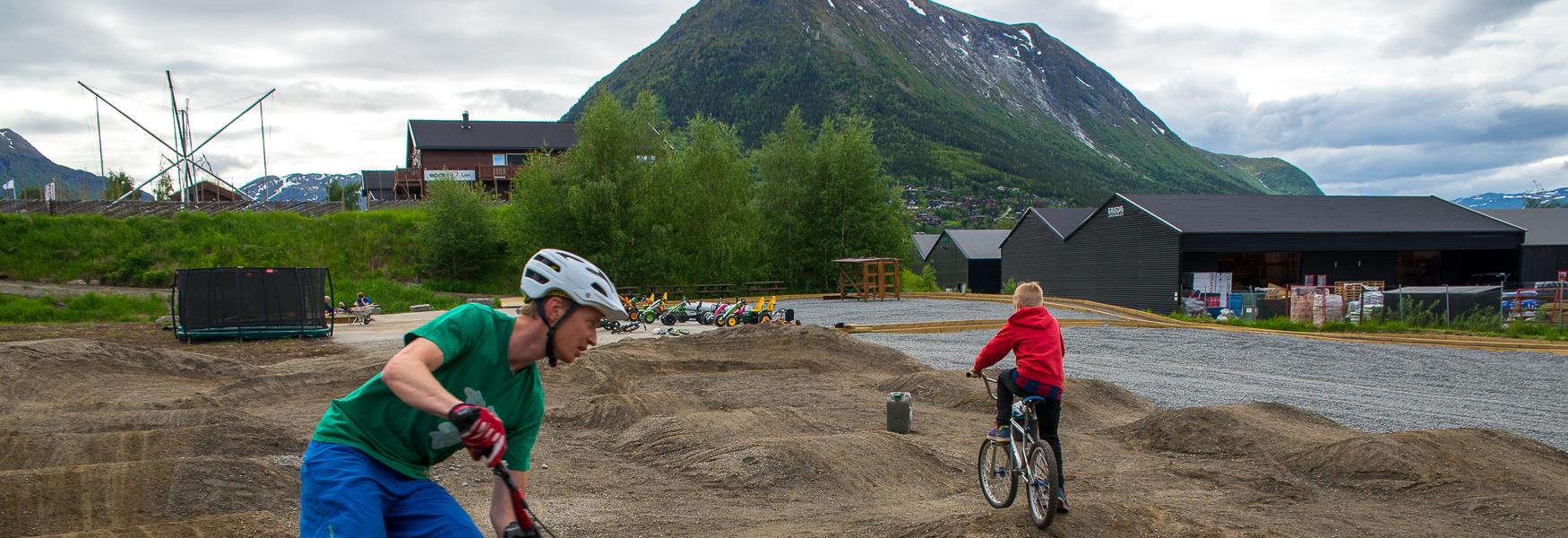 to på sykkel, pumptrack