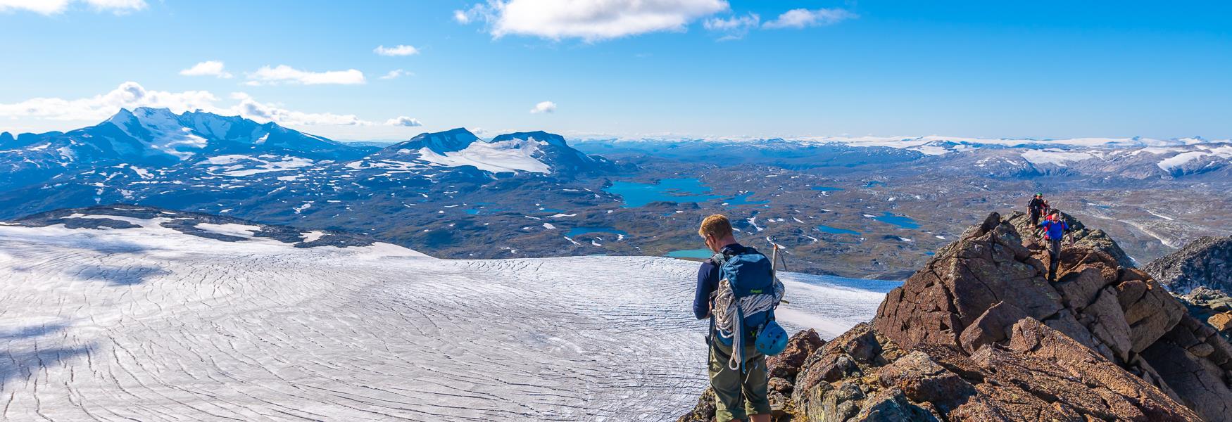 Bilde av mann med bre og fjell i bakgrunnen