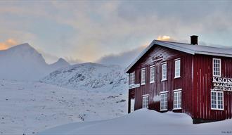 Krossbu Tourist Hut, with view over Store Smørstabbtind