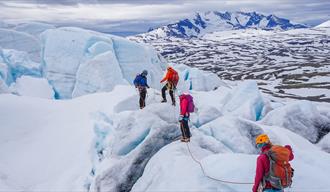 Gruppe på bretur med Aktiv i Lom på Bøverbreen i Jotunheimen.