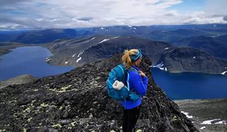 Utsikt mot Besseggen og Bessvatnet frå turen mot Besshøe.