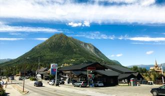 Esso, bensinstasjon og gatekjøken i Lom.