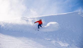 skikøyring, snødekt fjell, blå himmel