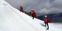 Gruppe på bretur med Fyrst og Fremst i Jotunheimen.