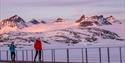 Gangbru ved Sognefjellshytta med Smørstabbtindane i bakgrunnen