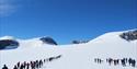 Følge over Styggebreen, blå himmel