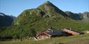 Sommarbilete av Memurubu turisthytte i Jotunheimen