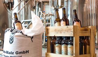 Lom bryggeri produserer lokalt øl under merkevara "Lomb".