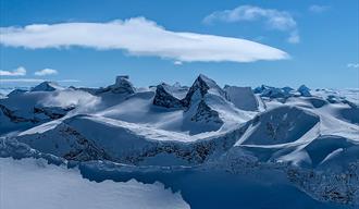 Topptur på ski: Veslfjelltinden (2157 m.o.h.)