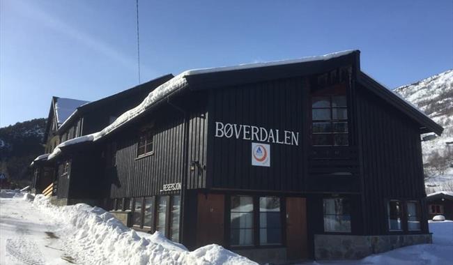 Hostel in Bøverdalen during winter.