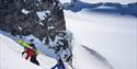 Klatring med ski på ryggen i Jotunheimen.