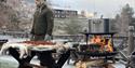 Jehans Bakke på Nordal turistsenter lager suppe på bål