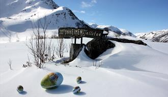 Påskeegg på snøen framfor Jotunheimen fjellstue