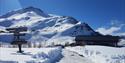 Vinterbilete frå Jotunheimen fjellstue med fjellet Loftet i bakgrunnen