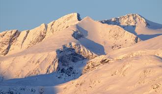 Nokre av dei høgaste toppane i Aust-Jotunheimen er synlege frå Nasjonal turistveg Valdresflye. Dette er 2368 meter høge Surtningssue nord for Gjende. Foto: Jarle Wæhler/Statens vegvesen