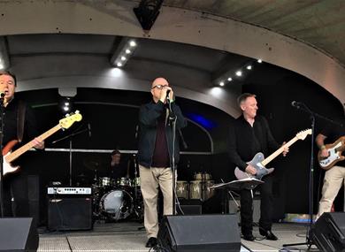 Live Music : The Distractions + Support : Dead Tenant