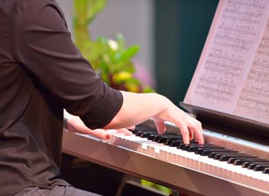 Lunchtime Recital featuring Robin Stopford