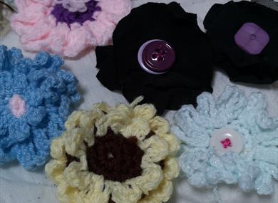 Flowers - crochet a brooch