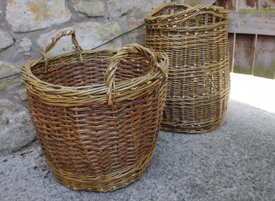 Willow weaving - Log basket