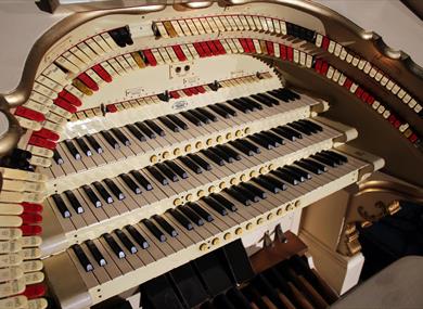 Organists On Parade At The Wonder Wurlitzer