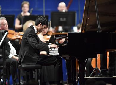 Eric Lu (Piano)