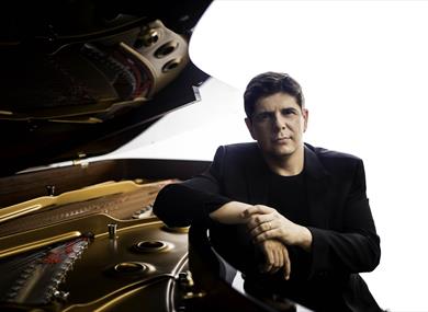 Javier Perianes performs Spanish Piano Classics