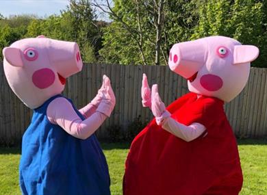 Piggy fun on the farm with Pippa and Greg