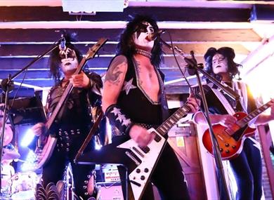 Kiss AKA Snog