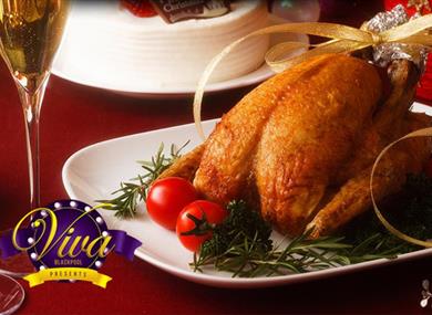 picture of a Christmas turkey dinner table setting.