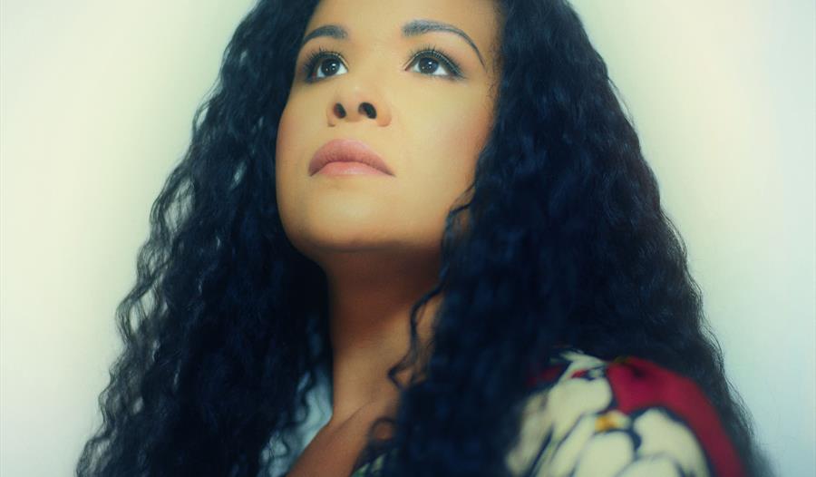 Live Music : Kyla Brox