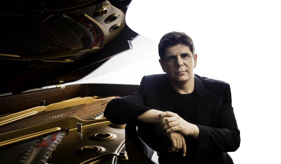 Javier Perianes performs Spanish Piano Classics