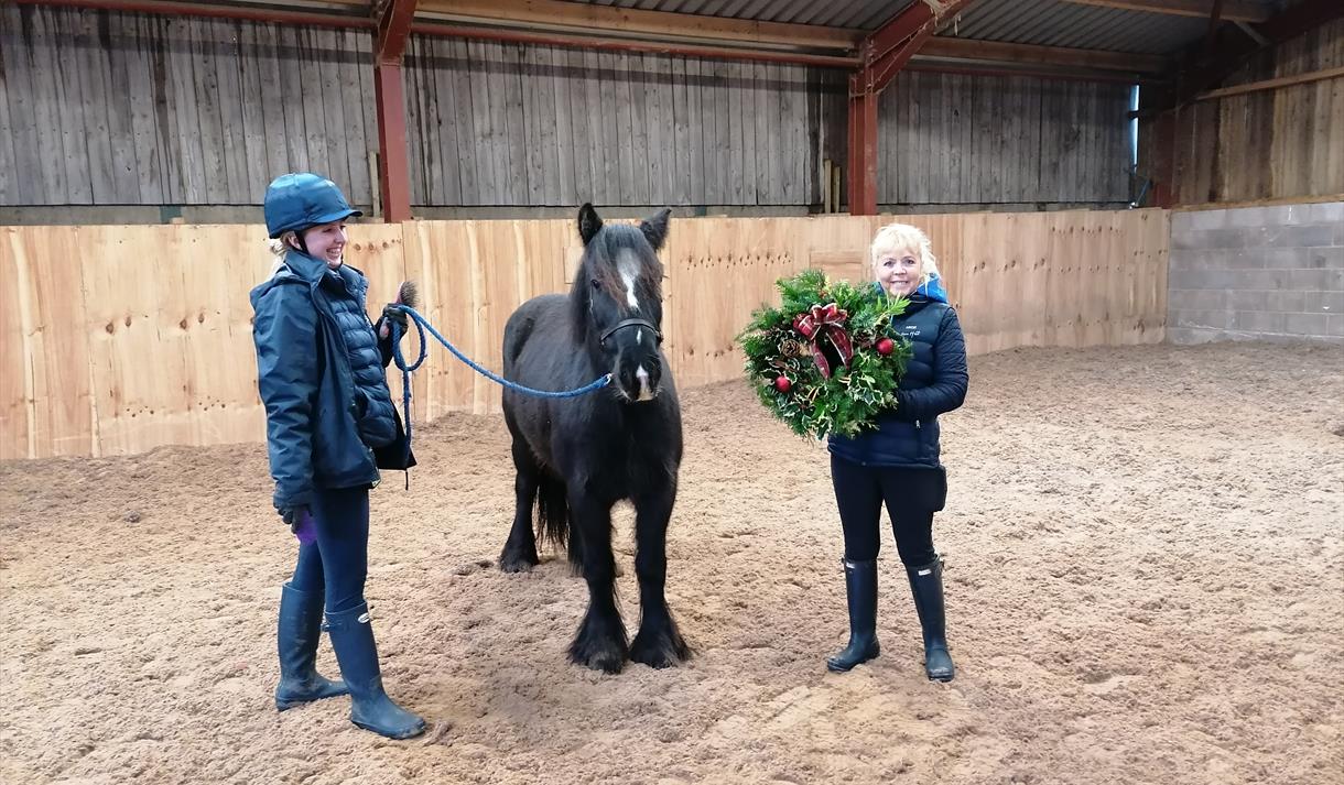 Wreath making image with horse and wreath