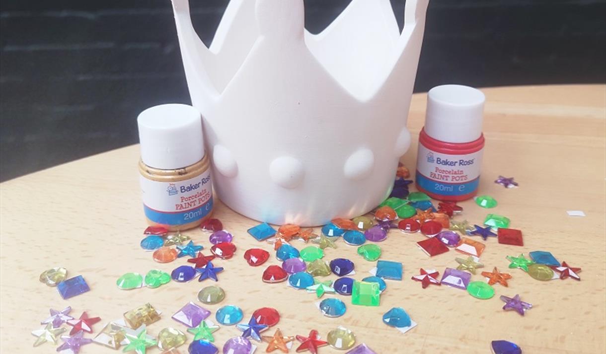 Coronation Crafts - Ceramic Crown Plant Pot Painting