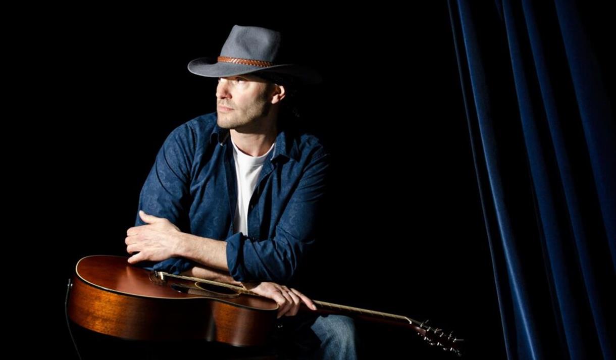 Chris Bannister performs The Music of John Denver