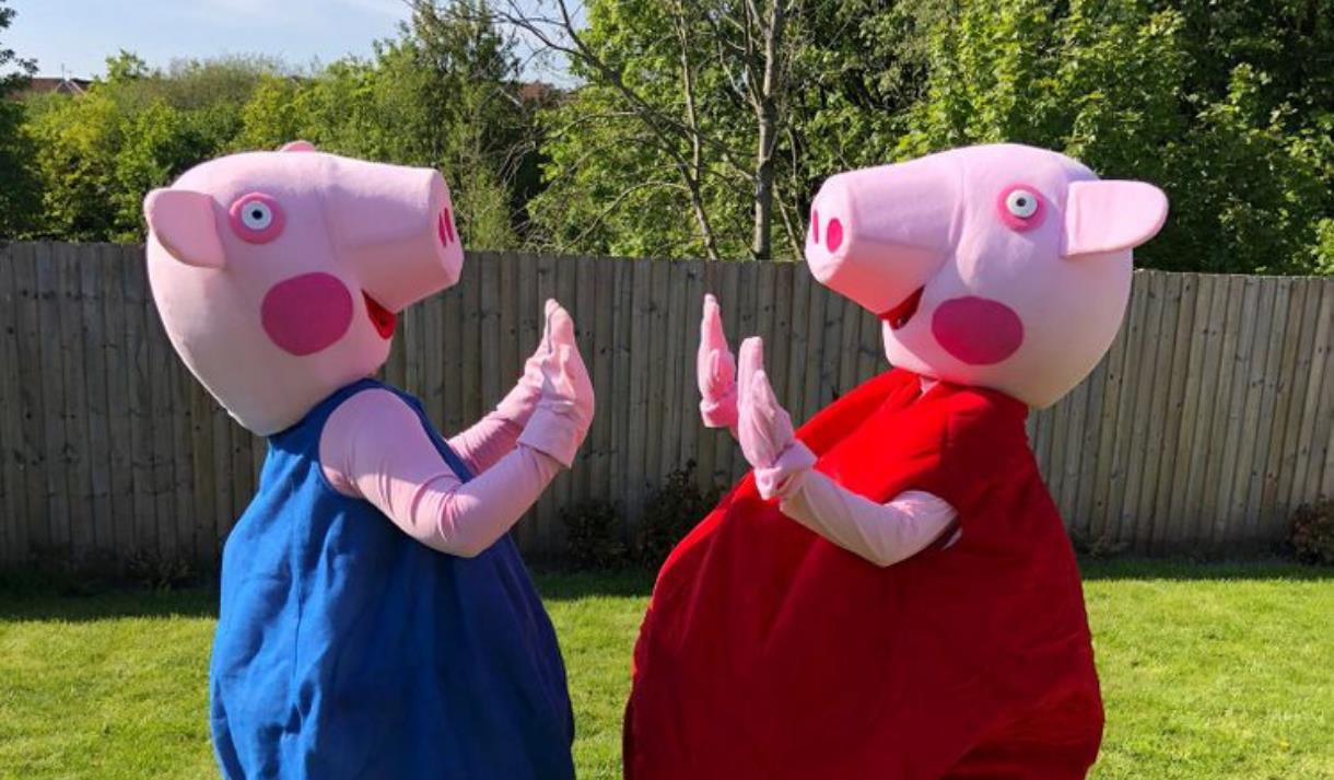Piggy fun on the farm with Pippa and Greg
