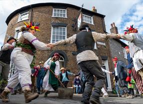 Dwyle Flonkers girting at the Lewes Arms