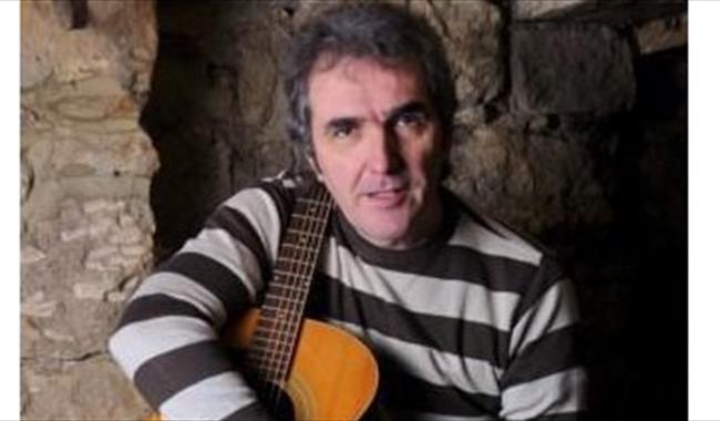 Folk musician Jez Lowe with guitar.