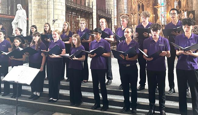 Members of Luckley House School Choir