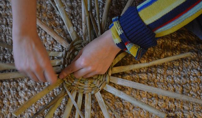 weaving a rush platter