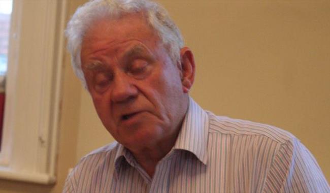 Folk musician Bob Lewis